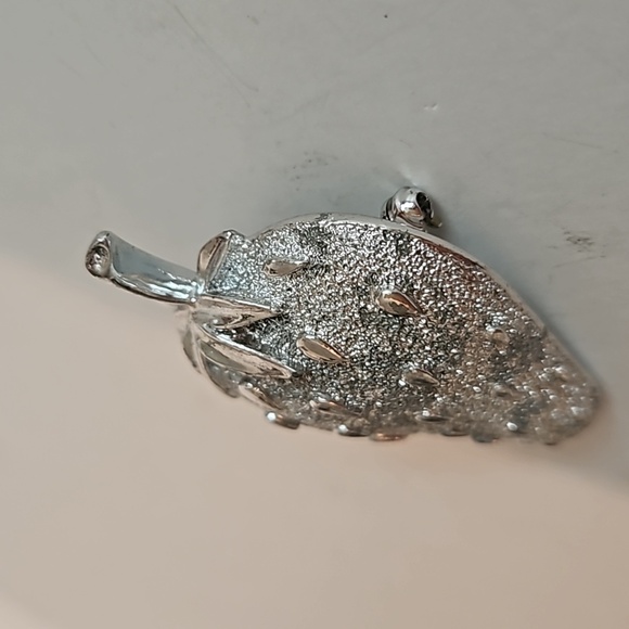 2 SARAH COV Silvertone Brooches, 1 STRAWBERRY & 1 BRANCH - Picture 5 of 7